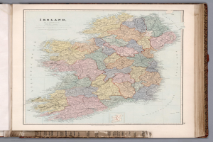 Ein altes Buch mit einer detaillierten Karte von Irland, die verschiedene Counties und Regionen zeigt, mit begleitendem Text, der zusätzliche Informationen bietet.
