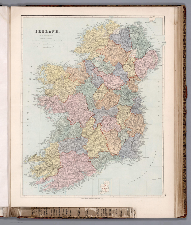 Ein altes Buch mit einer detaillierten Karte von Irland, die verschiedene Counties und Regionen zeigt, mit begleitendem Text, der zusätzliche Informationen bietet.