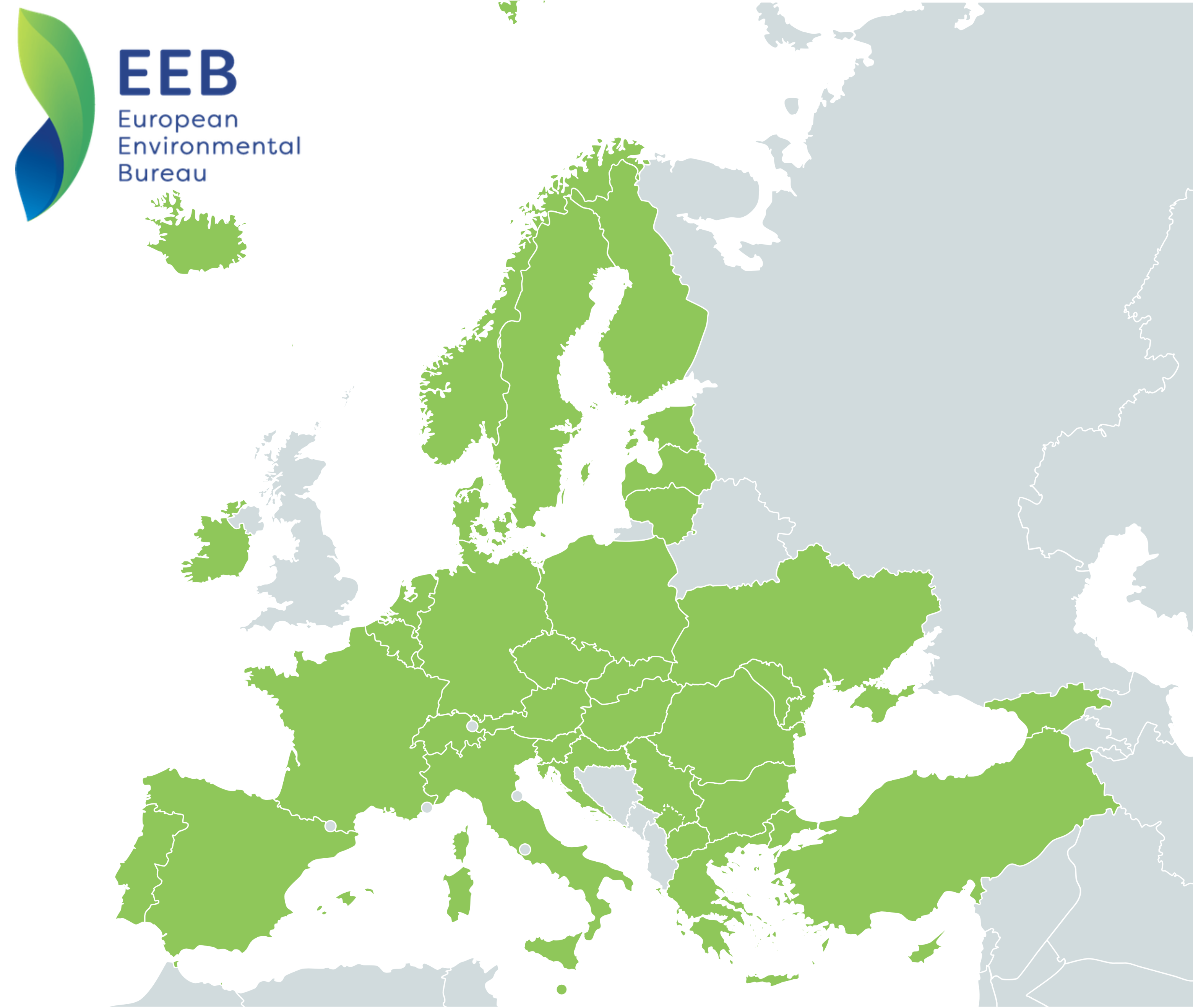Eine Europakarte mit verschiedenen Grüntönen, um unterschiedliche Regionen anzuzeigen, und das Logo des Europäischen Umweltbundes (EEB) oben links.