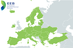 Eine Europakarte mit verschiedenen Grüntönen, um unterschiedliche Regionen anzuzeigen, und das Logo des Europäischen Umweltbundes (EEB) oben links.