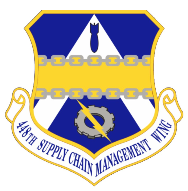 Logo des 48. Versorgungsmanagementgeschwaders mit einem blauen Schild mit einem weißen Stern, einem weißen Banner mit blauer Schrift, die "Versorgungsmanagement" lautet, und schwarzer Schrift "48. Versorgungsmanagementgeschwader" in fetter Schrift.