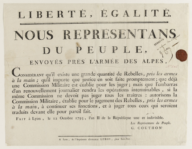 Papier mit französischem revolutionärem Text "Liberté égalité nous representants du peuple" und einer Münze rechts daneben.
