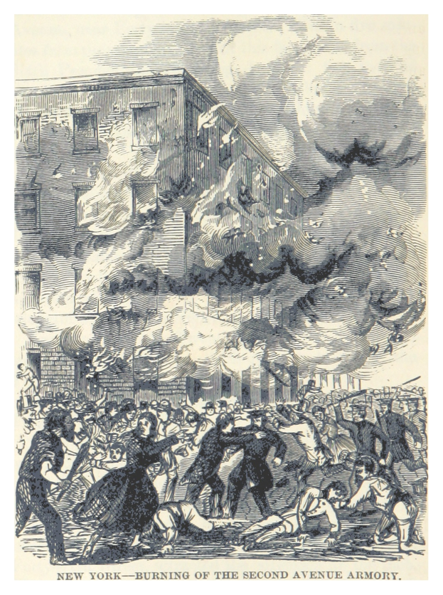 Ein Plakat, das das Abbrennen des Second Avenue Armory in New York City zeigt, mit einer Gruppe von Menschen vor dem Gebäude und Rauch, der in den Himmel aufsteigt, und Text unten, der "New York - Abbrennen des Second Avenue Armory" lautet.