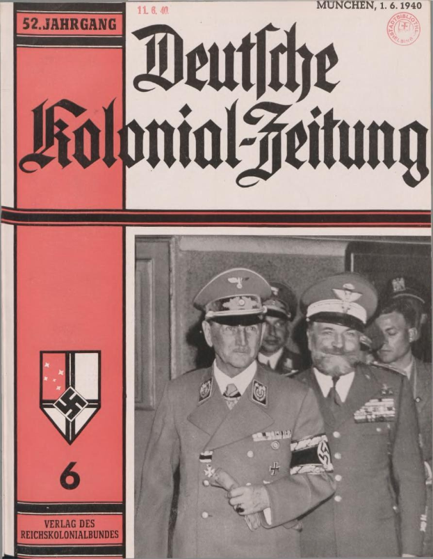 Buch mit dem Titel "Deutsches Kolonial-Feitung" vom 11/1940, das Adolf Hitler auf dem Cover zeigt, von einer Person umgeben von anderen mit Mützen.
