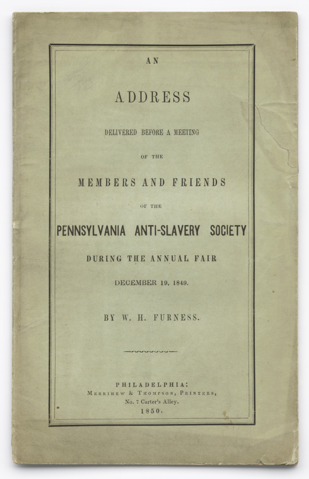 Ein aufgeschlagenes Buch mit dem Titel "Eine Ansprache vor einer Versammlung der Mitglieder und Freunde der Pennsylvania Anti-Slavery Society während der jährlichen Messe" auf dem Cover, das eine Seite mit schwarzem Text zeigt.