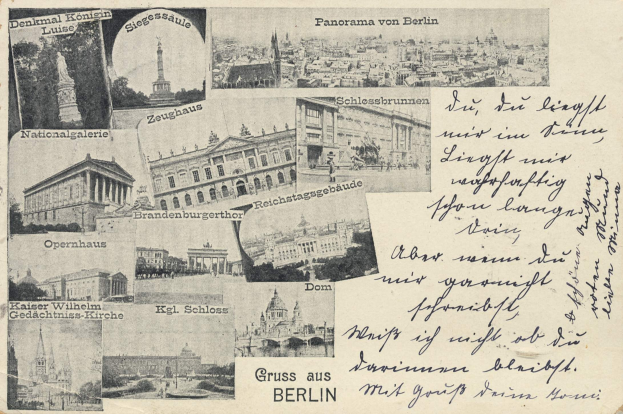 Eine alte Postkarte mit verschiedenen Bildern von Berlin, darunter Gebäude, Bäume und eine Statue, sowie einigen handschriftlichen Text.