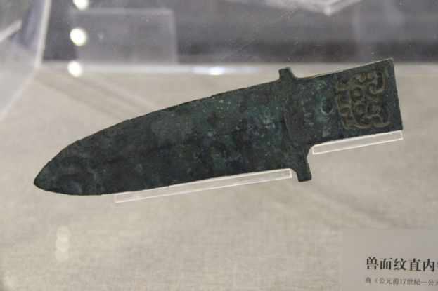 Ein Messer in einer Glasvitrine mit einer beschrifteten Texttafel unten.