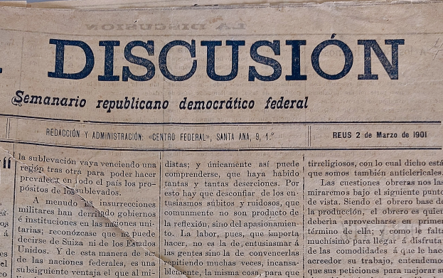 Gelblicher Zeitungsausschnitt mit schwarzer Tinte, ├ťberschrift "Semanario Repúblicano Democrático Federal", Wort "Diskussion" sichtbar, leicht zerknittert.