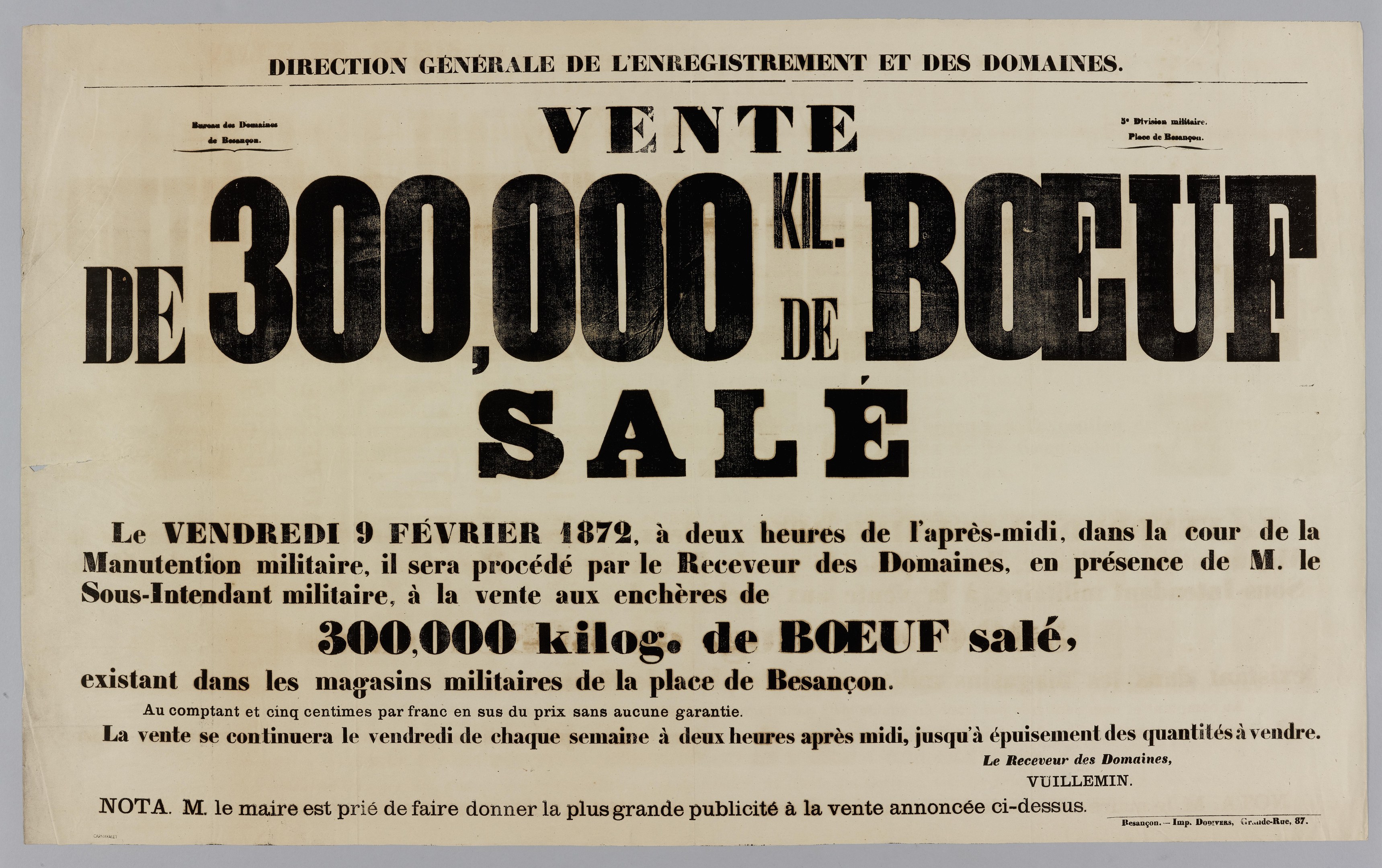Alte Werbung auf Papier mit der Aufschrift "Vente de 300,000 Kil Kil de Boeuf Sale" an einer Wand angeheftet.