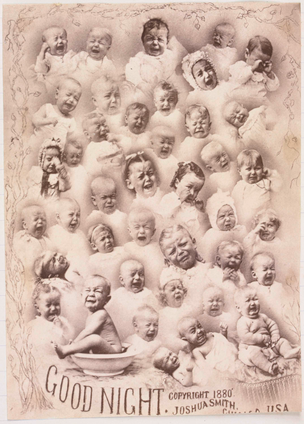 Ein altes Foto von mehreren lachenden Babys in einer Schale mit der Aufschrift "Gute Nacht" darunter.