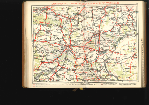Offenes Buch mit einem detaillierten Plan von Deutschlands Straßen und Autobahnen auf einem schwarzen Hintergrund.