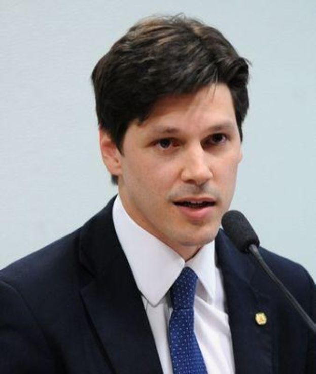 Ein Mann im Anzug spricht in ein Mikrofon, wahrscheinlich zu einem Regierungsbeschluss über das Verbot des Internets.