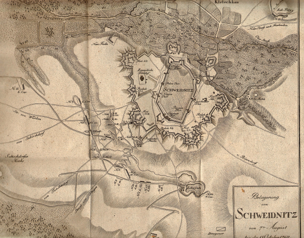 Ausführliche alte Karte von Schweidnitz, Deutschland, zeigt Straßen, Gebäude und Sehenswürdigkeiten mit zusätzlichem Text zu Bevölkerung, Geschichte und Kultur.