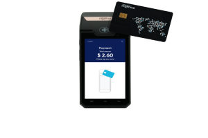 Ein Mobiltelefon, das einen Zahlungsbildschirm anzeigt, mit einer daneben liegenden Kreditkarte, was den Einsatz eines Ingenico-Mobilzahlungssystems vermuten lässt.