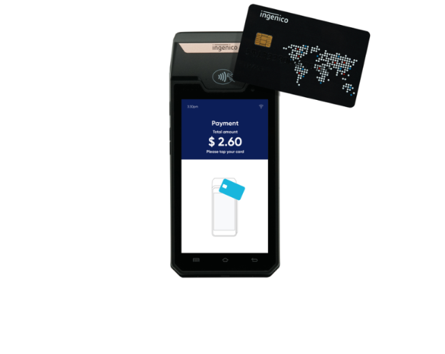 Ein Mobiltelefon, das einen Zahlungsbildschirm anzeigt, mit einer daneben liegenden Kreditkarte, was den Einsatz eines Ingenico-Mobilzahlungssystems vermuten lässt.