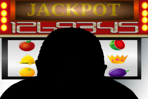 Ein Mann spielt an einem Automaten mit der Aufschrift "Jackpot", umgeben von einer Tafel mit Text und Bildern von Früchten, was auf Online-Casinospiele hinweist.