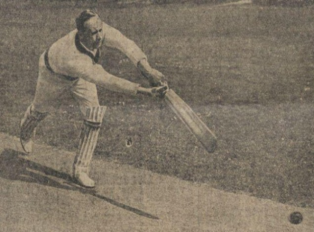 Altes Schwarz-Weiß-Foto eines Mannes mit einem Cricket-Schläger und einem Ball davor, beschriftet mit "Cricket World Cup 1948" unten.