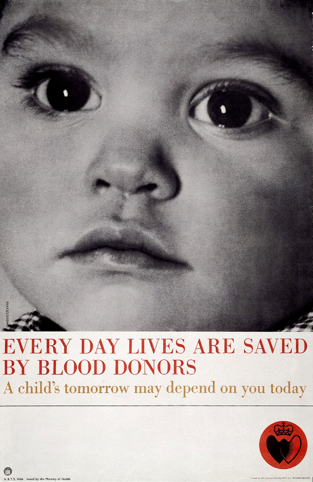 Plakat mit einem Kindergesicht in der Mitte, umgeben von fettgedrucktem schwarzem Text, der "Jeden Tag rettet Blutspenden Leben." lautet.