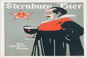 Ein Mann hält ein Glas Sternburg Bier in der Hand, im Hintergrund ein Plakat, das das deutsche Bier bewirbt.