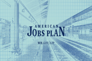 Blaupause eines Bahnhofes mit der Aufschrift "American Jobs Plan" und einem Zug auf der rechten Seite und Schienen daneben.
