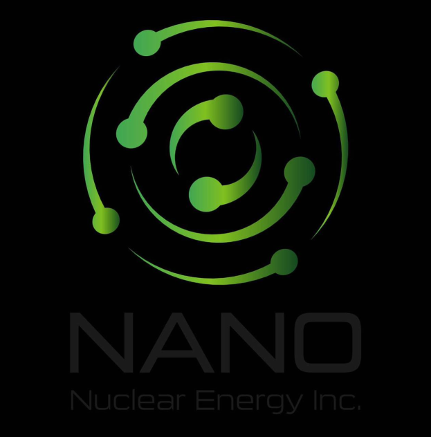 Ein schwarzer Hintergrund mit dem Nano Nuclear Energy Inc.-Logo in der Mitte, das einen weißen Kreis mit einem blauen und gelben Nuklearsymbol und den weißen Schriftzug 'Nano Nuclear Energy' enthält.