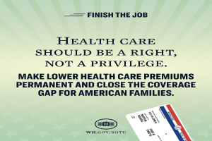 Plakat mit dem Text "Beende die Arbeit: Gesundheit sollte ein Recht sein, nicht ein Privileg" und einer Karte mit der Aufschrift "Mache niedrigere Gesundheitskosten permanent und schließe die Lücke in der Deckung für amerikanische Familien."