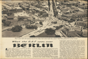 Schwarz-weißes Foto eines alten Zeitungsartikels mit einer Stadtansicht mit Gebäuden, Bäumen und Fahrzeugen sowie Text.