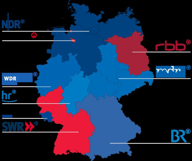 Eine Deutschlandkarte mit in Rot und Blau hervorgehobenen Bundesländern, die die Ergebnisse der Wahl 2016 zeigen, einschließlich der Namen der Kandidaten und weiterer Details zum Wahltermin.