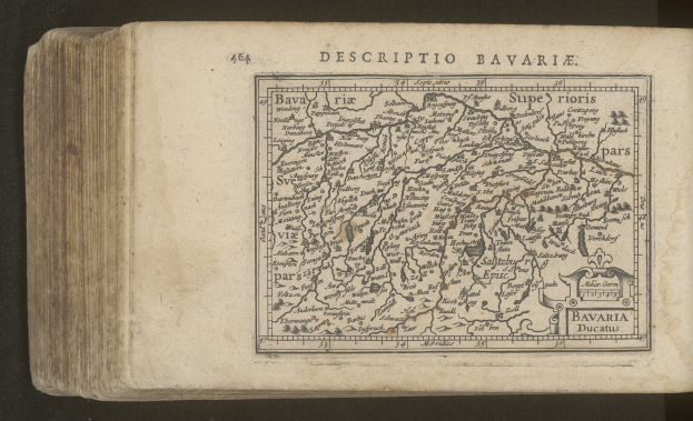 Altes Buch mit einer detaillierten Karte von Bayern vor einem schwarzen Hintergrund, die geografische Merkmale zeigt.