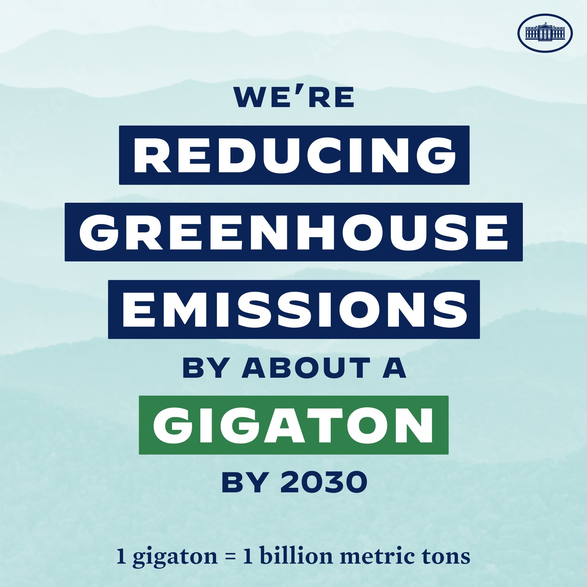 Plakat mit Text und Logo, auf dem "Wir reduzieren die Treibhausgasemissionen um etwa eine Gigatonne bis 2030" steht und für die Reduzierung von Treibhausgasemissionen bis 2030 wirbt.