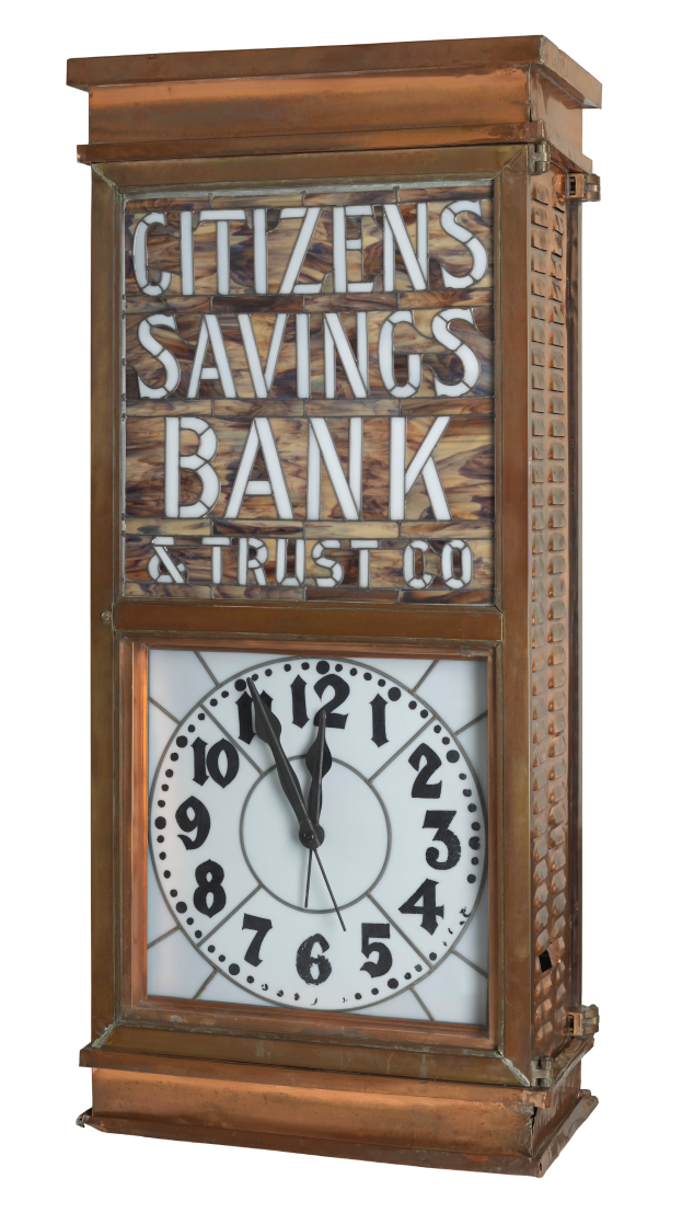 Eine Uhr mit den Worten "Citizens Savings Bank & Trust Co" darauf vor einem weißen Hintergrund.