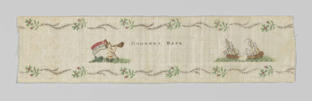 Stoff mit einem spielerischen Design, das einen Hund in einem roten und weißen gestreiften Hemd und eine Katze in einem blauen und weißen karierten Hemd zeigt, begleitet von dem Text "Doggers Bank" in fetter schwarzer Schrift, vor einem hellblauen Hintergrund mit blauen, grünen und gelben Akzenten.