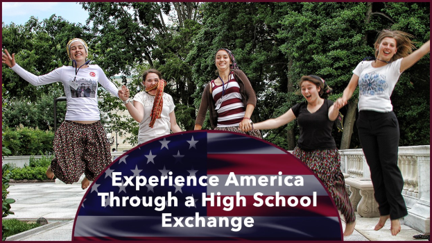 Eine Gruppe von Frauen, die in die Luft springen und lachen, umgeben von Grün unter einem klaren blauen Himmel, mit Text unten, der 'Erlebe Amerika durch einen High School Austausch' lautet.