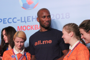 Gruppe von Menschen mit Medaillen auf einer Bühne mit einem Banner mit Text und einem Fußball im Hintergrund, das die Fußball-Weltmeisterschaft 2018 markiert.