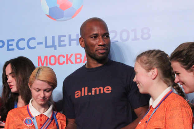 Gruppe von Menschen mit Medaillen auf einer Bühne mit einem Banner mit Text und einem Fußball im Hintergrund, das die Fußball-Weltmeisterschaft 2018 markiert.