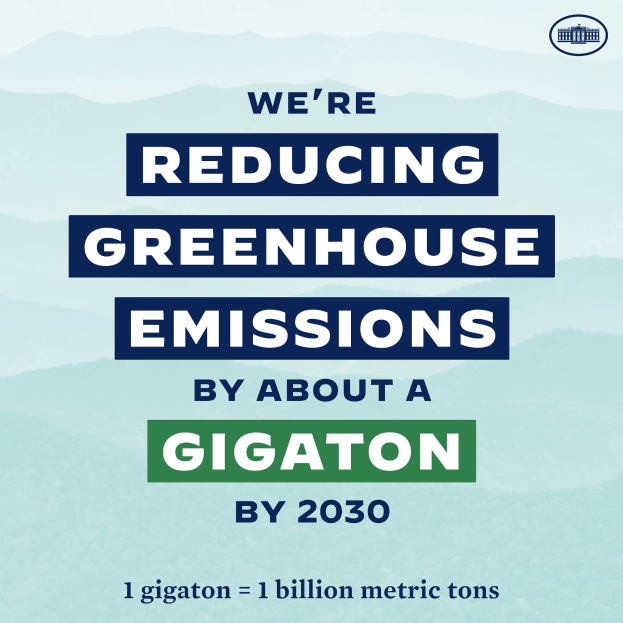 Plakat mit Text und Logo, auf dem "Wir reduzieren die Treibhausgasemissionen bis 2030 um etwa eine Gigatonne" steht und für die Reduzierung der Treibhausgasemissionen bis 2030 wirbt.