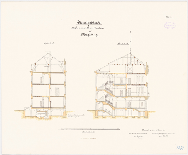 Schwarzes und weißes Architektur-Zeichnung eines mehrstöckigen Gebäudes mit zahlreichen Fenstern und einer prominenten Treppe, beschriftet als der ursprüngliche Plan für das Dienstgebäude-Schulhaus in Dresden, Deutschland, auf weißem Papier mit handgeschriebenem Text.