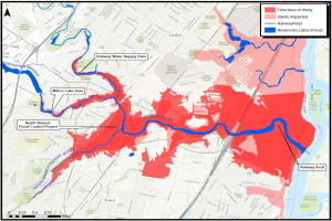 Eine Karte von New York City in Rot und Blau, die vorgeschlagene Überschwemmungsgebiete zeigt, mit Text zu Überschwemmungstyp, betroffener Bevölkerung und Projektzeitplan.