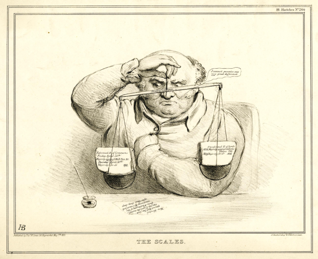 Ein Mann in einem Anzug sitzt an einem Tisch mit einer Waage davor und betrachtet konzentriert Dokumente.