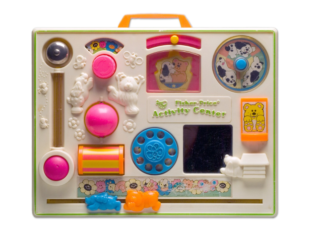 Fisher-Price Activity Center Spielzeugkiste mit gelbem Hintergrund, lächelndem Gesichtsdesign, bunten Spielzeugen und einem oberen Griff.