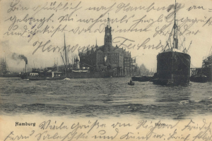 Eine alte Postkarte aus den frühen 1900er-Jahren, die eine Ansicht von Hamburg, Deutschland, mit Schiffen im Wasser und einem Gebäude im Hintergrund zeigt und handgeschriebene Texte enthält.