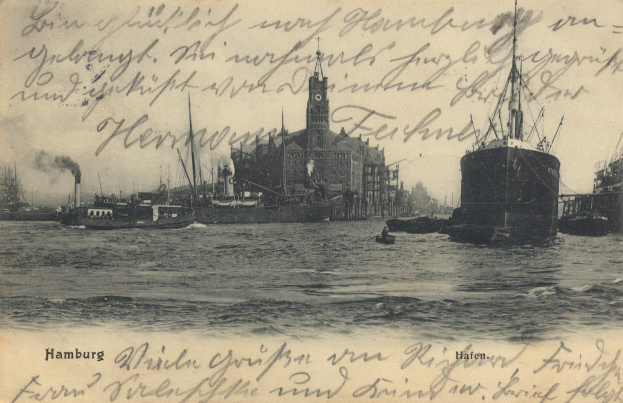 Eine alte Postkarte aus den frühen 1900er-Jahren, die eine Ansicht von Hamburg, Deutschland, mit Schiffen im Wasser und einem Gebäude im Hintergrund zeigt und handgeschriebene Texte enthält.