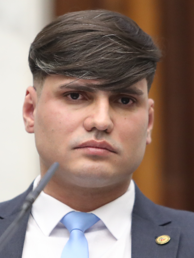 Abgeordneter Devin Nunes, gekleidet in Anzug und Krawatte, spricht in ein Mikrofon mit einem unscharfen Hintergrund.