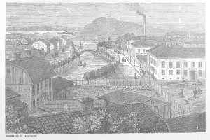 Eine Schwarz-Weiß-Zeichnung der Stadt Uddevalla aus dem Jahr 1660-1761, die einen Fluss, Gebäude mit Fenstern, Bäume, Menschen, einen Hügel und einen Himmel zeigt.