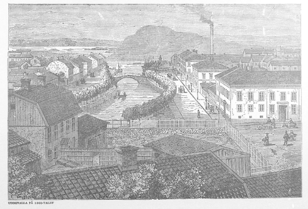 Eine Schwarz-Weiß-Zeichnung der Stadt Uddevalla aus dem Jahr 1660-1761, die einen Fluss, Gebäude mit Fenstern, Bäume, Menschen, einen Hügel und einen Himmel zeigt.