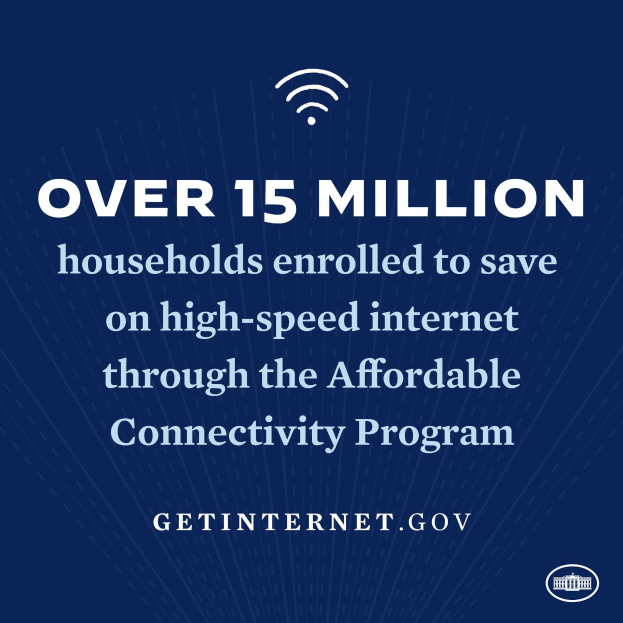 Plakat, das das Affordable Connectivity Program bewirbt, mit Text, der besagt, dass über 15 Millionen Haushalte für High-Speed-Internet sparen, und einem Programm-Logo.