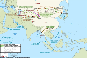Ein detailliertes Weltkartenplakat, das vorgeschlagene Öl- und Gasleitungen zeigt, wobei Länder, wichtige Städte und Gewässer hervorgehoben werden, sowie begleitender Text, der die Zwecke und Vorschläge der Leitungen beschreibt.