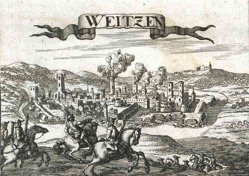 Schwarz-weiß-Radierung von Weitzen, Deutschland, mit Menschen, die im Vordergrund auf Pferden reiten, umgeben von Hügeln, Gebäuden, Bäumen und Rauch.