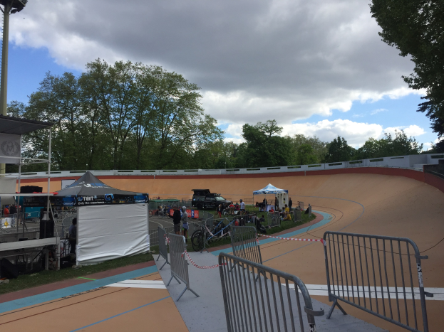Gruppe von Radfahrern auf einer Schmutz BMX-Strecke bei den UCI BMX-Weltmeisterschaften 2018