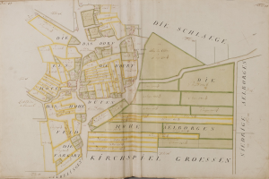 Ein altes Buch mit einer detaillierten Karte von Hamburg, Deutschland, mit Texten, die Informationen über die Bevölkerung, Straßen und Sehenswürdigkeiten der Stadt liefern.